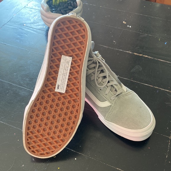 Women’s BRAND NEW Vans. - Picture 2 of 4